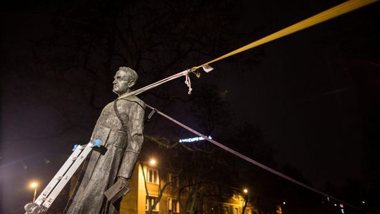 Gdansk ledönti a legendás pap szobrát