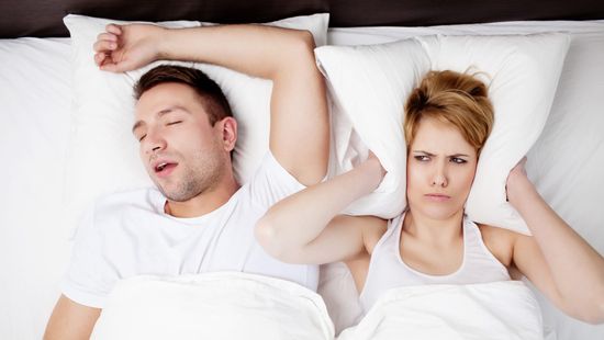 Légzéskimaradás is állhat a horkolás hátterében