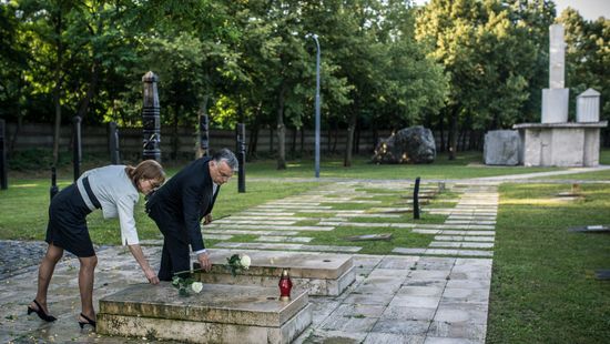 A miniszterelnök és felesége Nagy Imre sírjánál emlékezett