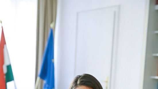 Novák Katalin: A vártnál is nagyobb az érdeklődés a nagycsaládosok autóvásárlási támogatása iránt