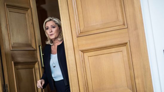Le Pen ringbe száll