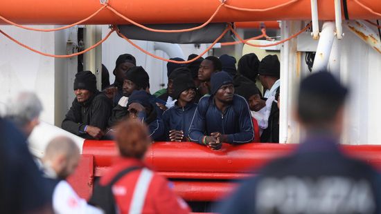 Százával hordják Európába a migránsokat az NGO-k