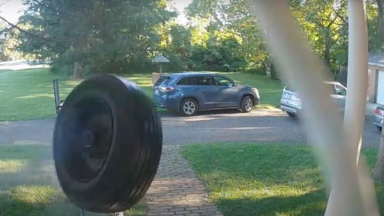 Leesett az autó kereke, váratlan helyre csapódott be + videó