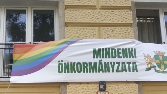 Pride-ra hangolva: hatalmas plakáttal lobbiznak Pikóék