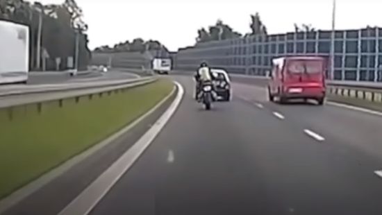 A sofőr aljas húzása majdnem a motoros életébe került + videó
