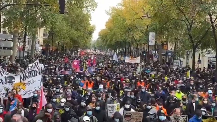 Amnesztiát követelnek a migránsoknak Párizs utcáin a terrortámadás után