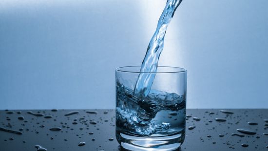 Mi okozhatja a csapból folyó ivóvíz furcsa mellékízét?