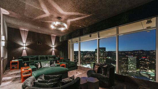 Matthew Perry fényűző otthona Los Angeles fölé emelkedik