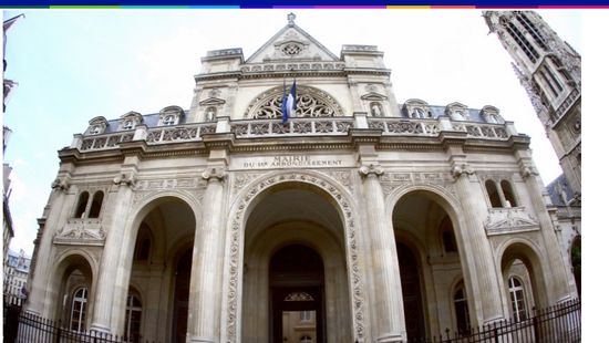 A Louvre terén álló palotába költöztették a migránsokat Párizsban