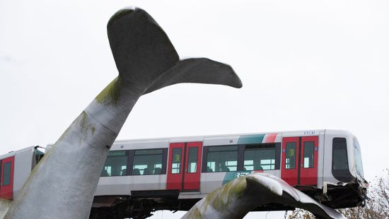 Sikerült leemelni a szoborra futott metrókocsit Hollandiában