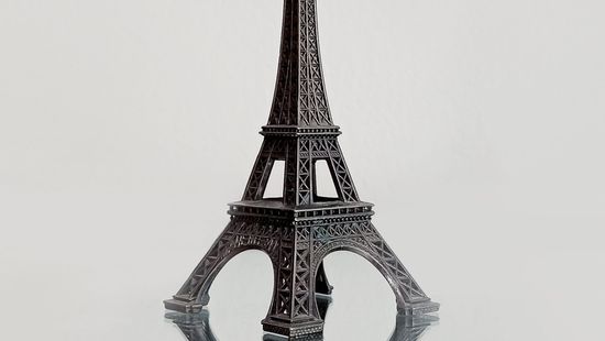 Mini Eiffel-torony áll Phyllis McGuire otthonában