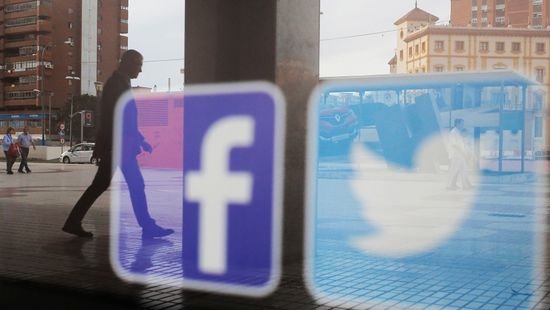 A Facebook és a Twitter idehaza sem tűri az ellenvéleményt