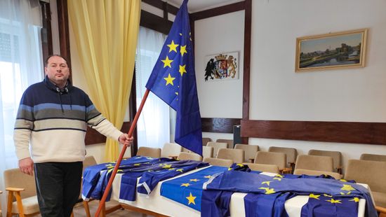 Leszedette az uniós zászlókat a pitvarosi polgármester