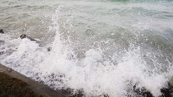 A partra tolta a szél a Balaton vizét