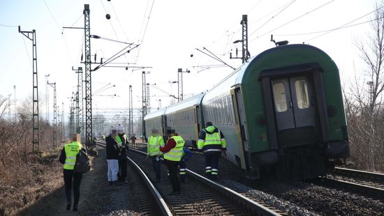 Szétakadt intercitykocsi bénította meg a vasutat Tatabányán