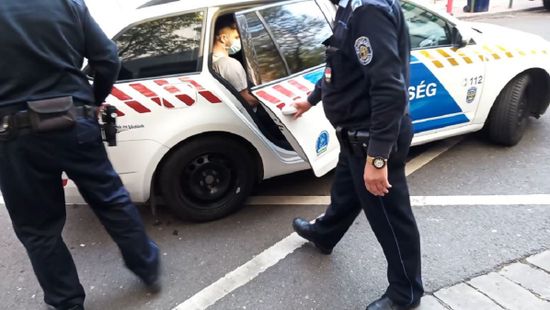Belekavarodott hazudozásaiba a netes szatír