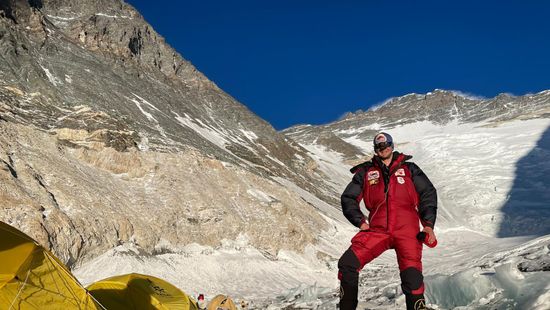 A forrósággal is meg kell küzdeni a magyar hegymászónak az Everesten