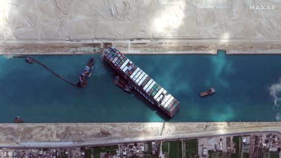 Rettegett a markolókezelő, aki megpróbálta kiásni a Szuezi-csatornába szorult teherhajót