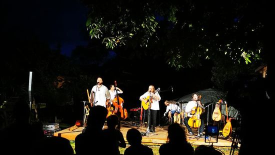 Misztrál-koncert a költészet napján a Fiumei úti sírkertben
