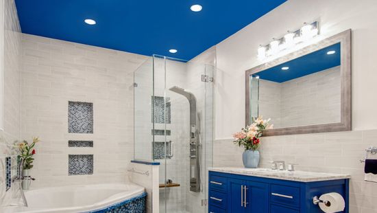 Különleges kék árnyalatok a fürdőben