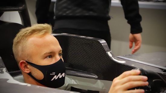 Először térdelt le az F1-es pilóta, de nem a rasszizmus miatt