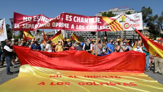 Több mint százezren tüntettek Madridban a katalán politikai foglyok kegyelme ellen