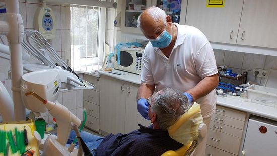 Ötven éve dolgozik a fogak szolgálatában a szécsényi szájsebész
