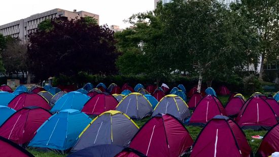 Több száz sátras migráns lepte el Párizs egyik parkját + videó