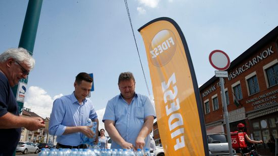 Zuglóban helyi képviselők osztottak vizet a főváros helyett