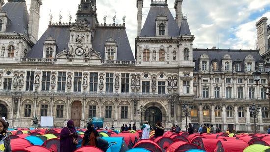 Állítólagos rossz életkörülményeik miatt zsarolják Párizs vezetését a migránsok