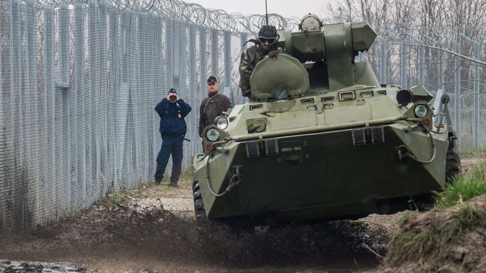 Illegális bevándorlás – BTR 80-as harcjármûvek járõrözne