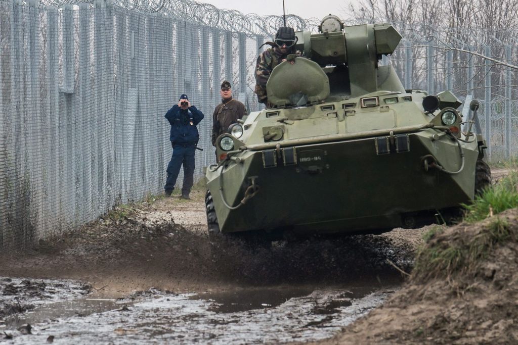 Illegális bevándorlás – BTR 80-as harcjármûvek járõrözne