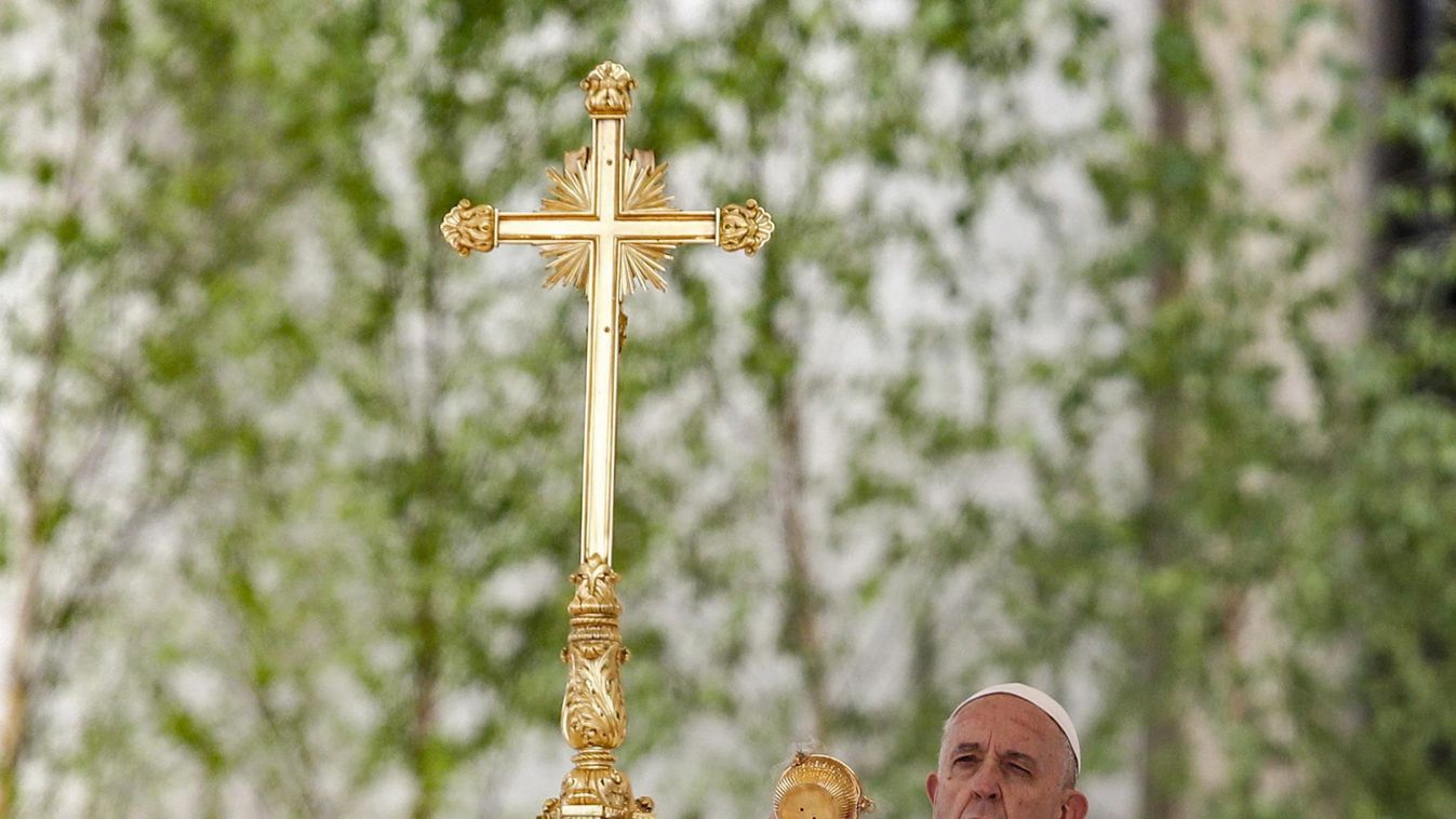 Pope Francis celebrates the Easter mass