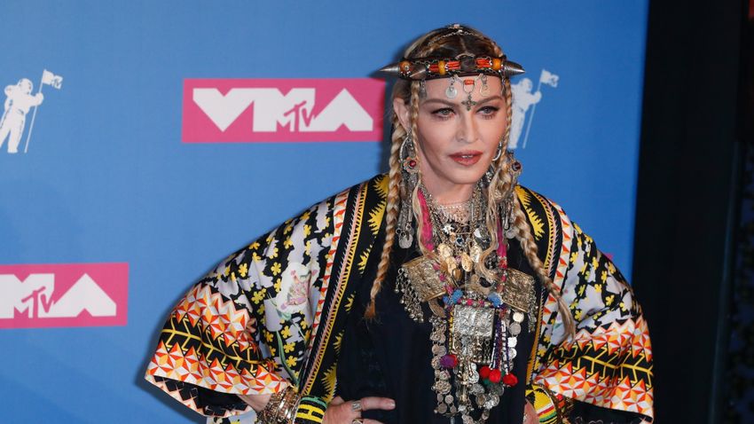 Madonna rendezi a saját életéről készülő filmet