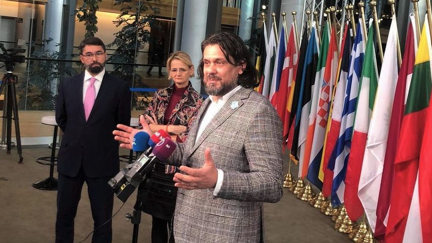 Fidesz: Jogellenes lépésre készül az Európai Parlament
