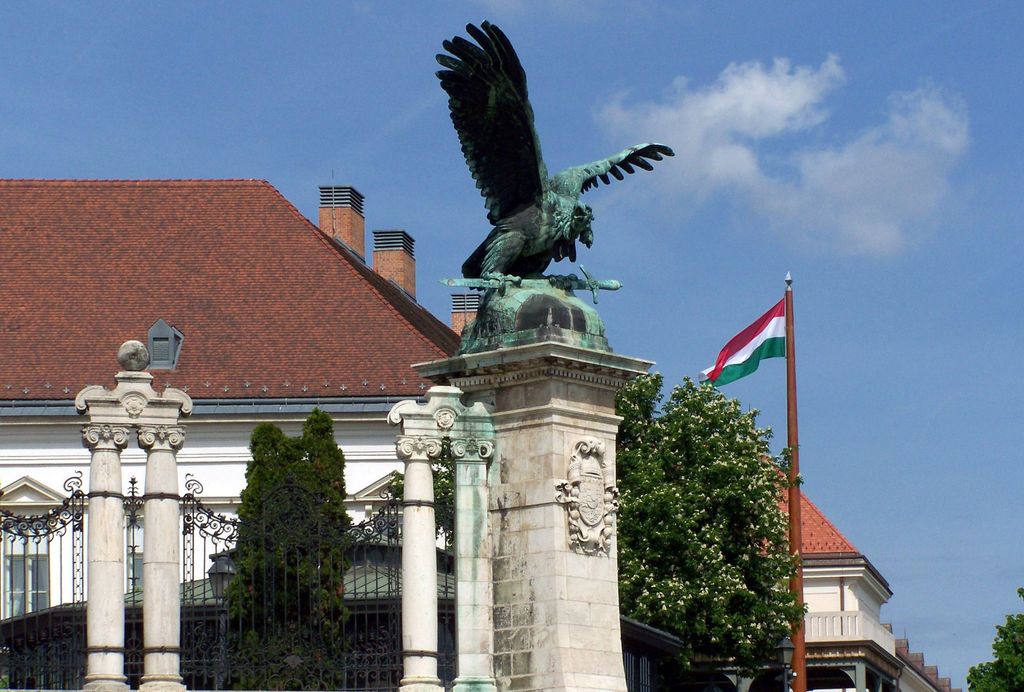 Műalkotás - Budapest - A Budavári Palota Turul-szobra