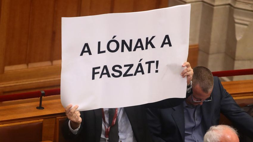 Óriási felháborodást keltett, hogy Hadházy trágár szöveget mutatott fel a parlamentben