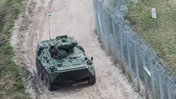 Illegális bevándorlás – BTR 80-as harcjármûvek járõrözne