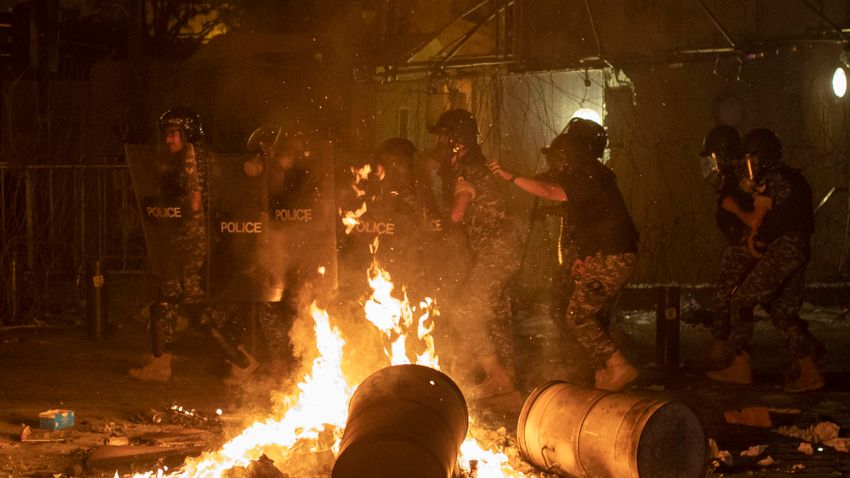 Felindult tüntetők csaptak össze a rendőrökkel Bejrútban