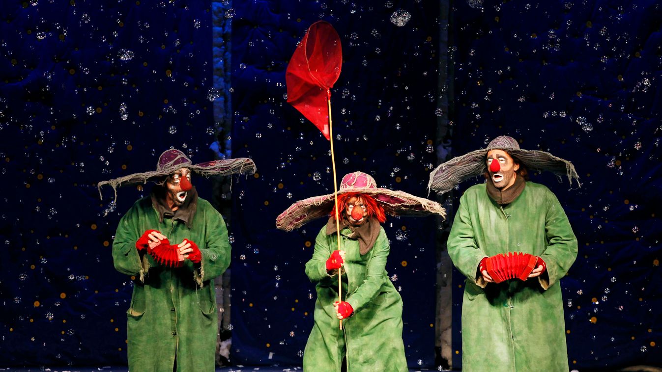 Clowns performs during a dress rehearsal for the "Slava's Snowshow" in Sao Paulo