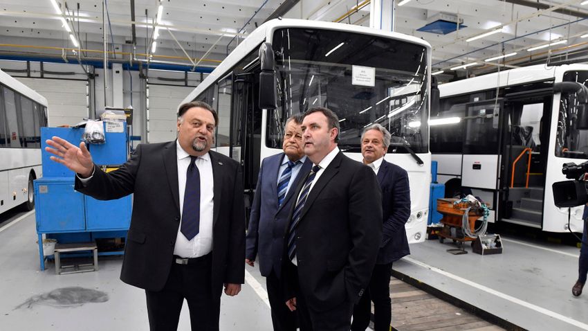 Hat év alatt hatezer új magyar busz jön