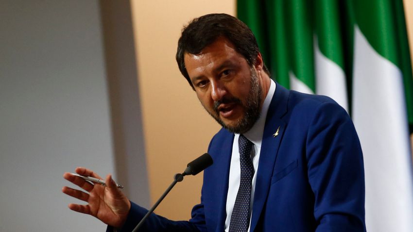 Provokációsorozat Salvini ellen