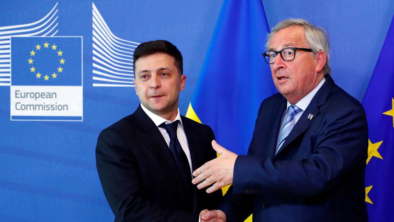 UkrainianĘPresidentĘZelenskiy poses with EU Commission President Juncker in Brussels