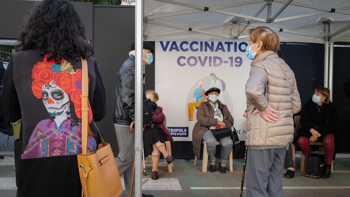 FRANCE - OVER 75 YEAR OLDS GIVEN PRIORITY IN VACCINATION CENTRES COVID - VACCINODROME - NICE -19 JANUARY 2021FRANCE - LES PLUS DE 75 ANS PRIORITAIRES DANS LES  CENTRE DE VACCINATION COVID - VACCINODROME - NICE -19 JANVIER 2021
