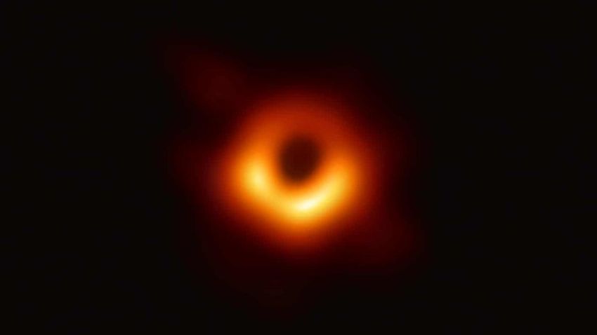 Lehet, hogy egy ősi fekete lyuk van a Naprendszer szélénél?
