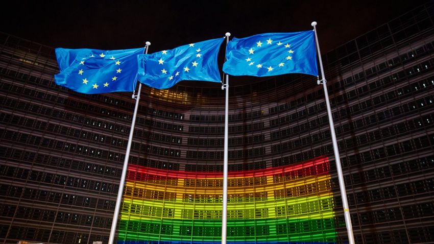 Szivárványszínekbe öltöztek az EU-intézmények
