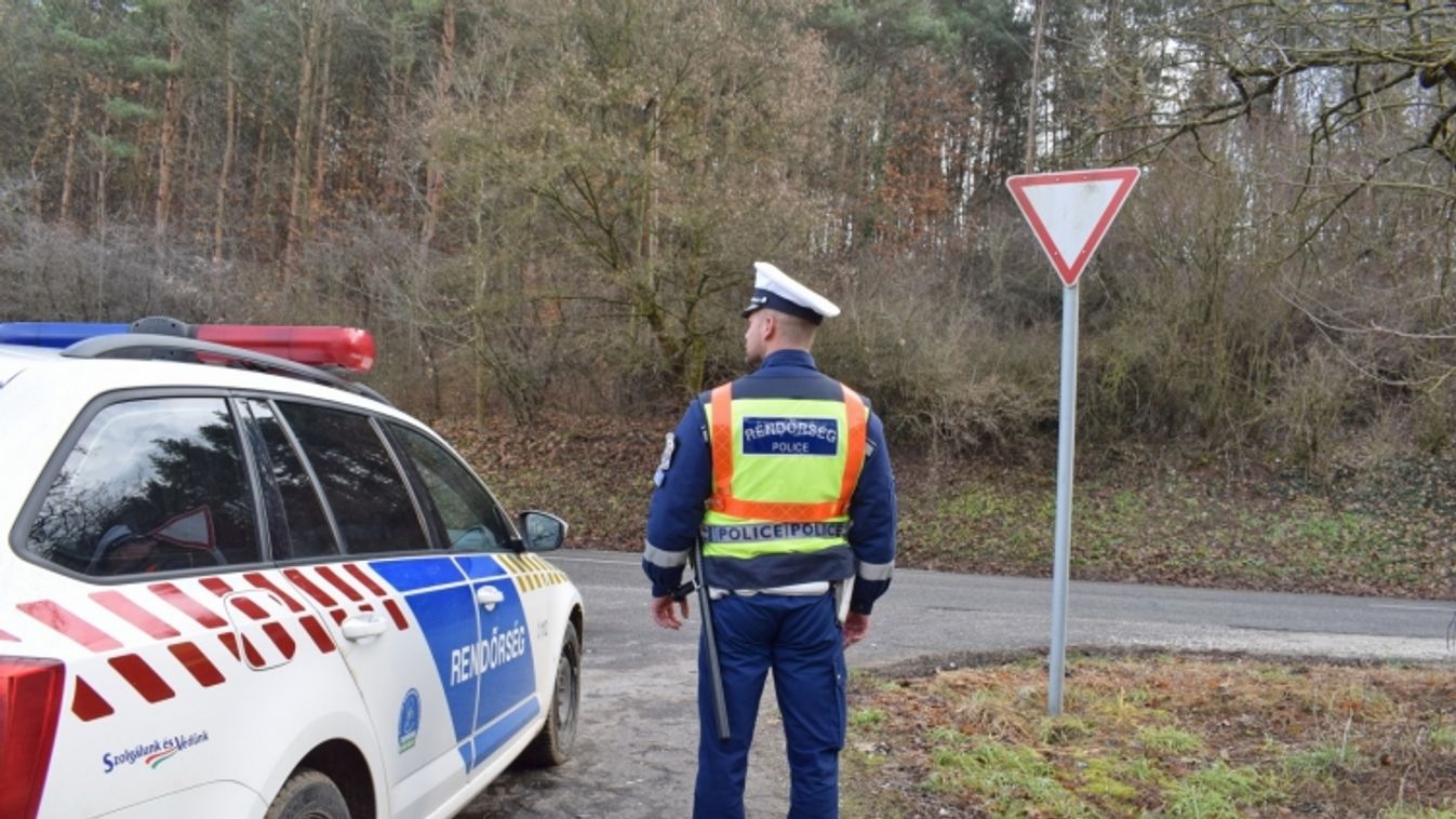 Rendőrök figyelik az erdők melelti utakat