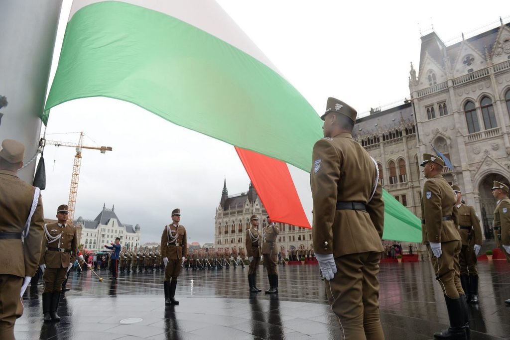 Augusztus 20. – Zászlófelvonás és tisztavatás a Kossuth té