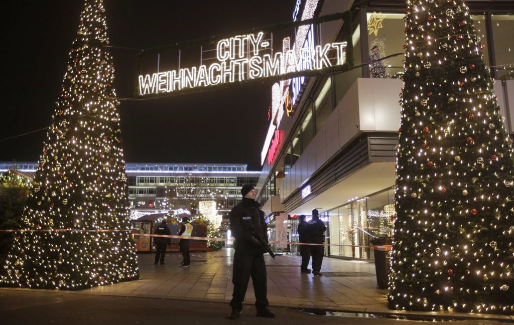 Berlini karácsonyi vásárba hajtó teherautó