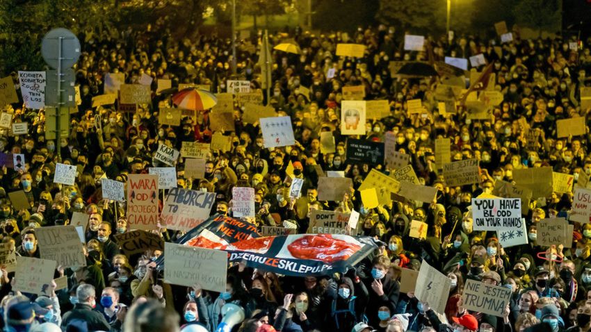 Kaczyński: Emberi életekbe fognak kerülni a lengyel tüntetések